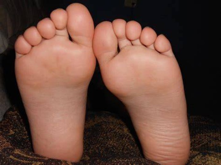 What do small feet mean on a girl?